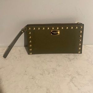 Michael Kors olive wristlet
